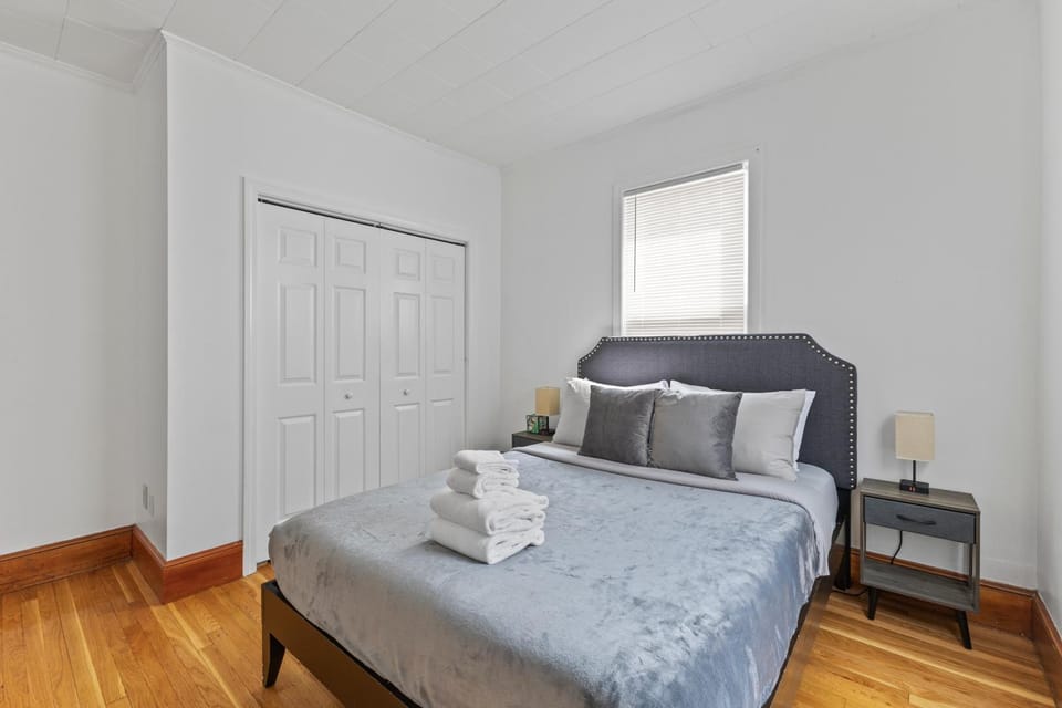 17 Cozy&Spacious 3 bedroom home in Malden with window AC Apartment in Malden