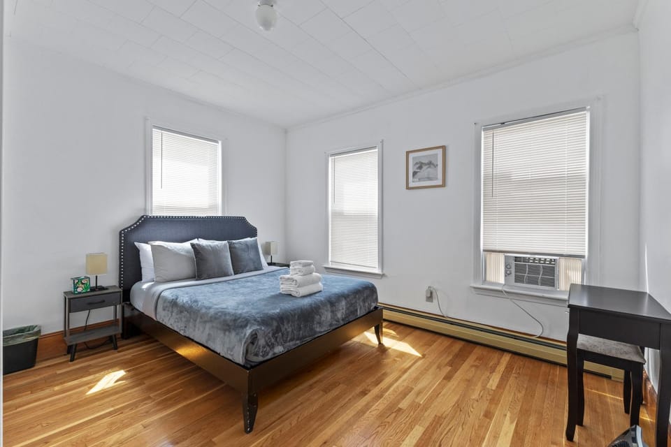 17 Cozy&Spacious 3 bedroom home in Malden with window AC Apartment in Malden