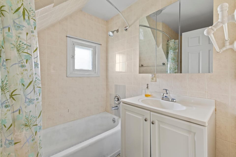 17 Cozy&Spacious 3 bedroom home in Malden with window AC Apartment in Malden