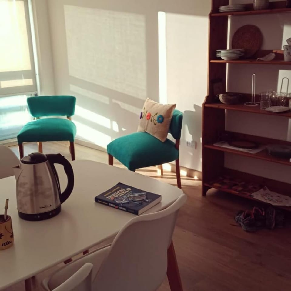 Coffee/tea facilities, Living room, Seating area, Dining area