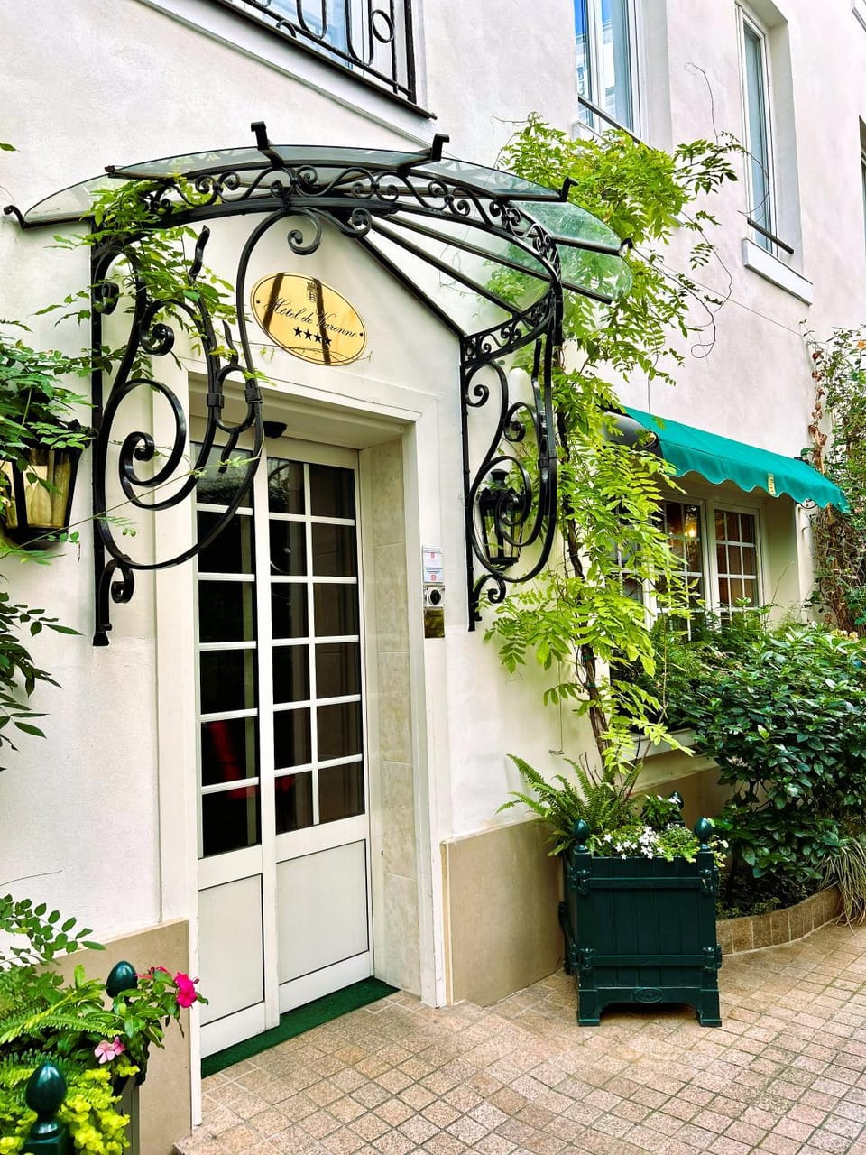 Property building, Facade/entrance, Garden