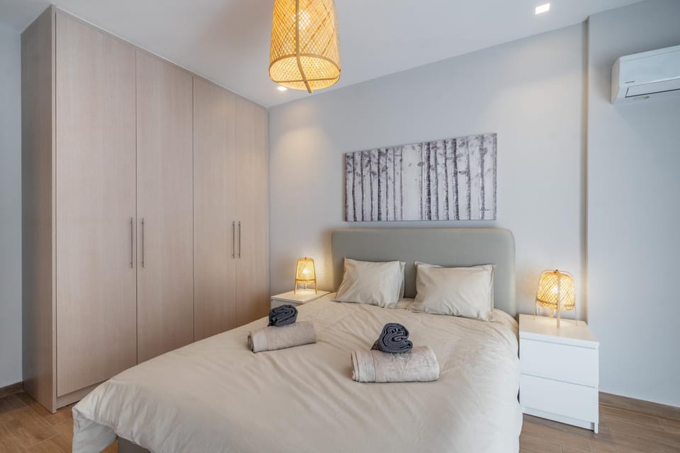 Photo of the whole room, Bedroom