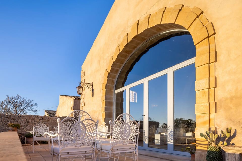Property building, Restaurant/places to eat