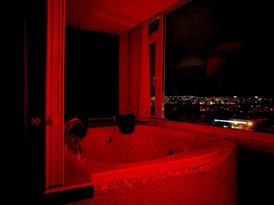 Spring, Night, Hot Tub, Balcony/Terrace, On site, City view, Landmark view, Mountain view, Street view