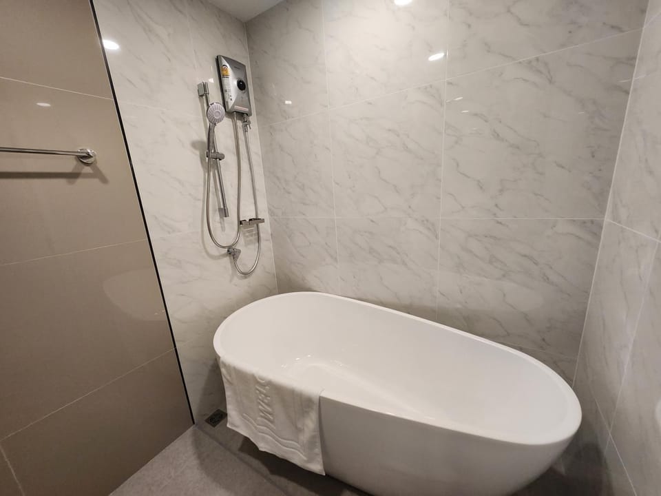 Hot Tub, Bathroom
