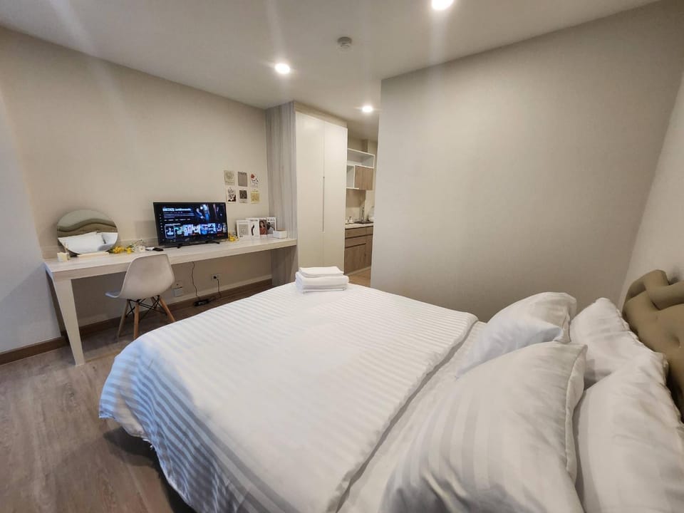Bed, TV and multimedia, Photo of the whole room, Bedroom, hair dresser