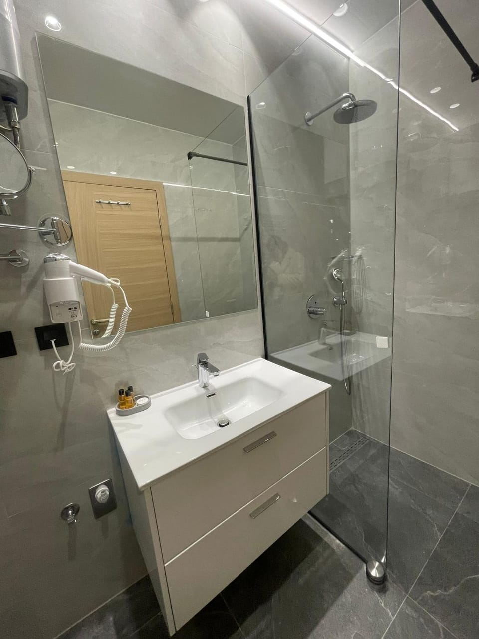 Shower, Bathroom, towels