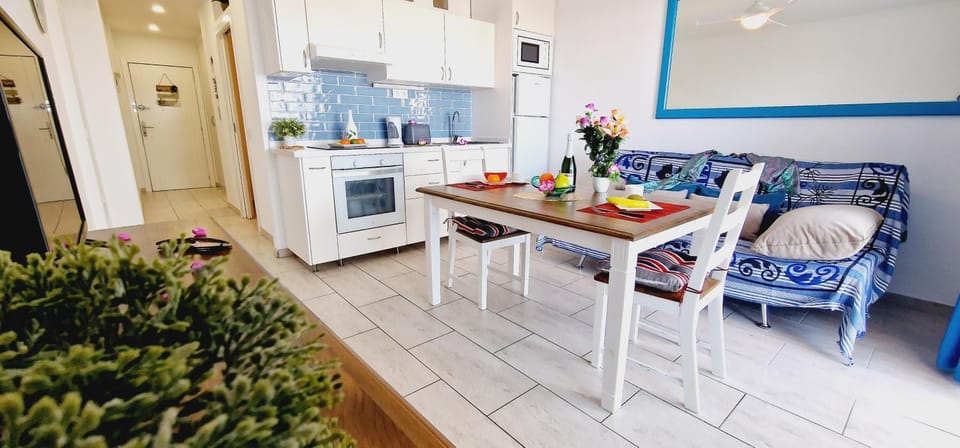Kitchen or kitchenette, Living room, Dining area, minibar, pet friendly, stove