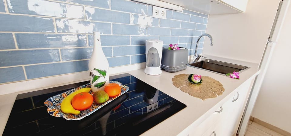 Kitchen or kitchenette, minibar
