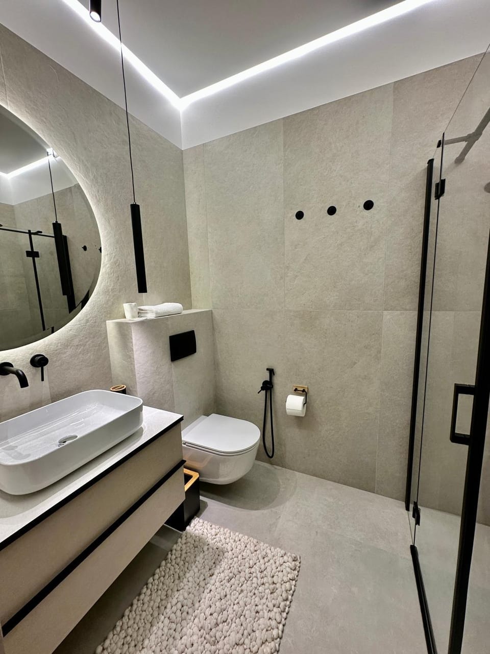 Shower, Toilet, towels