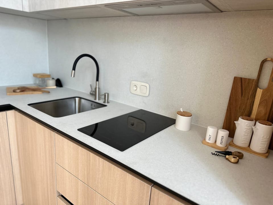 Coffee/tea facilities, Kitchen or kitchenette, stove