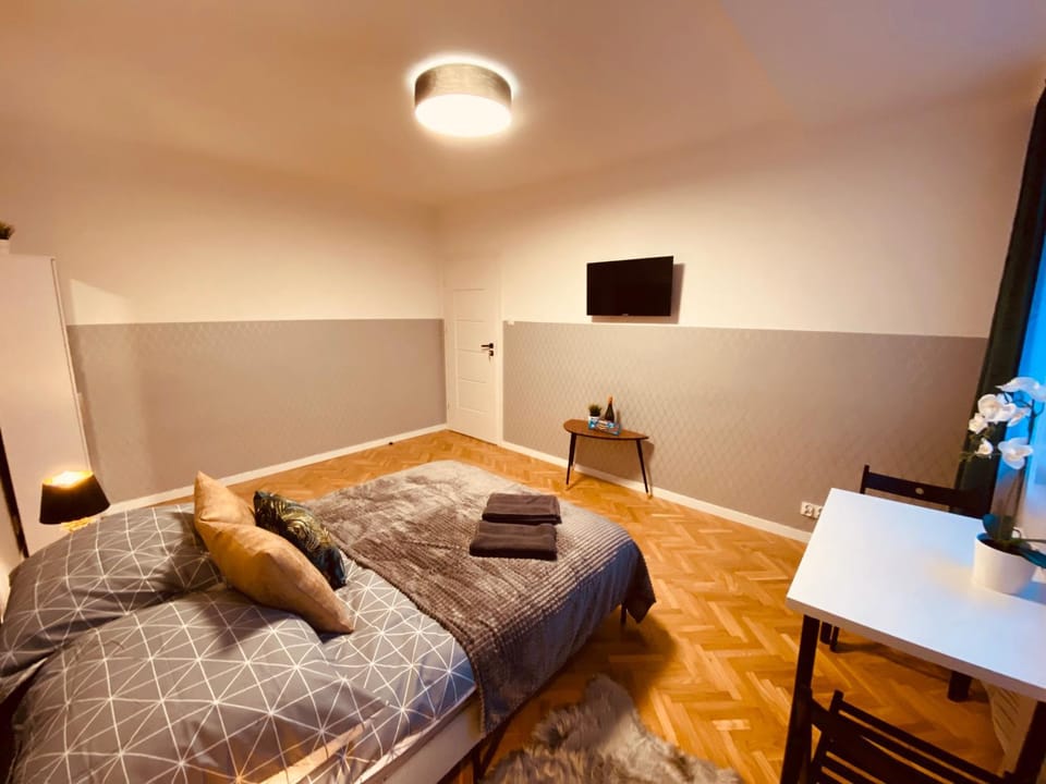 Bed, TV and multimedia, Photo of the whole room, Bedroom, towels