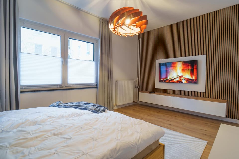 Bed, TV and multimedia, Photo of the whole room, Bedroom