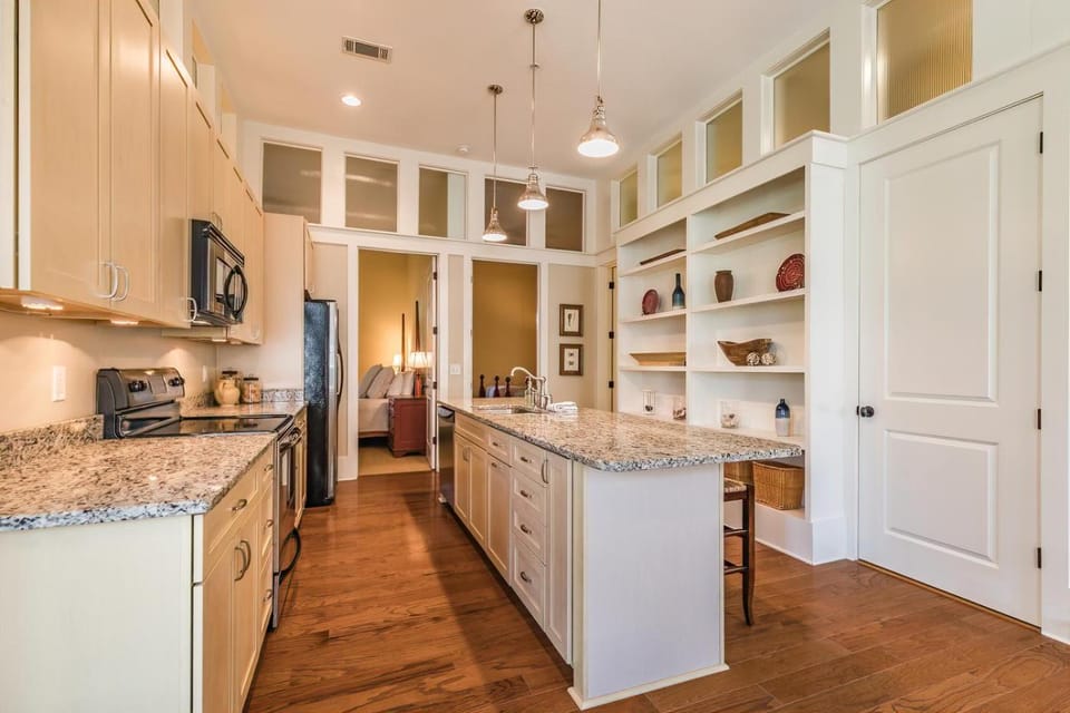 Kitchen or kitchenette, minibar