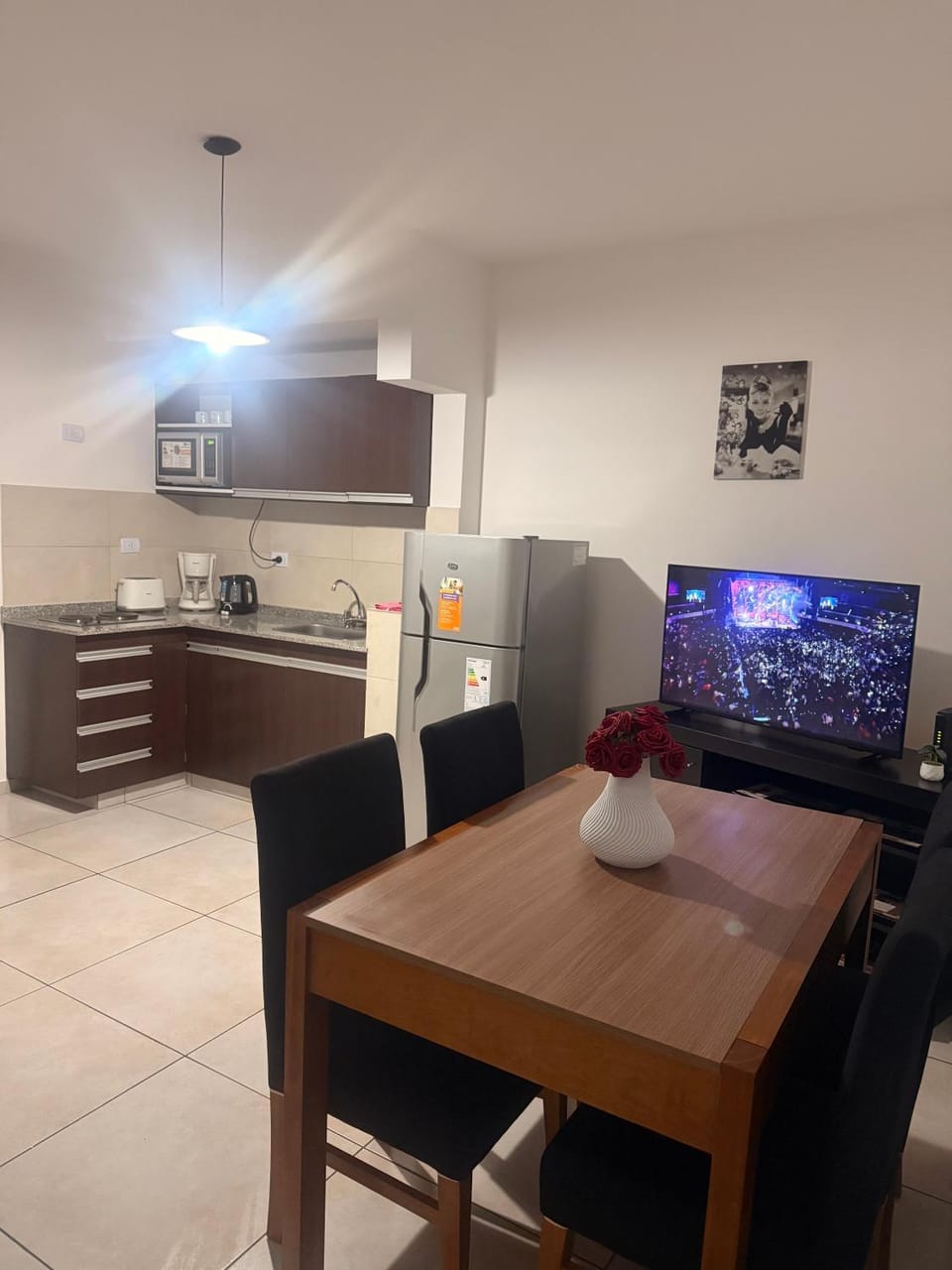 TV and multimedia, Kitchen or kitchenette, Living room, Seating area, Dining area, stove