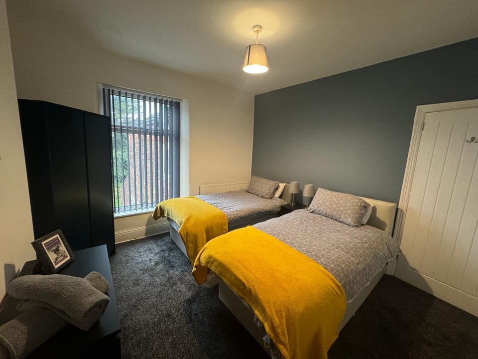 Stunning and Massive 4 bedroom 8 person 2 bathroom house! Apartment in Hull
