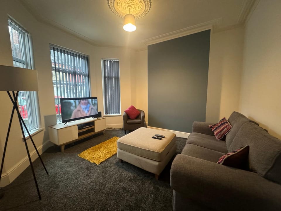 Stunning and Massive 4 bedroom 8 person 2 bathroom house! Apartment in Hull