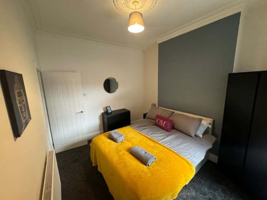 Stunning and Massive 4 bedroom 8 person 2 bathroom house! Apartment in Hull