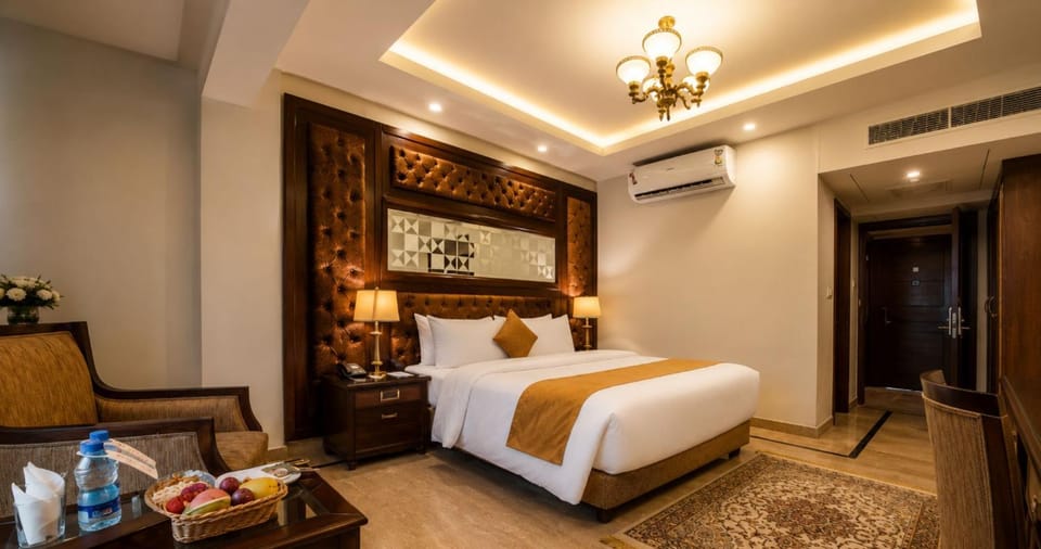 Bed, Food and drinks, Seating area, Bedroom, Food, air conditioner