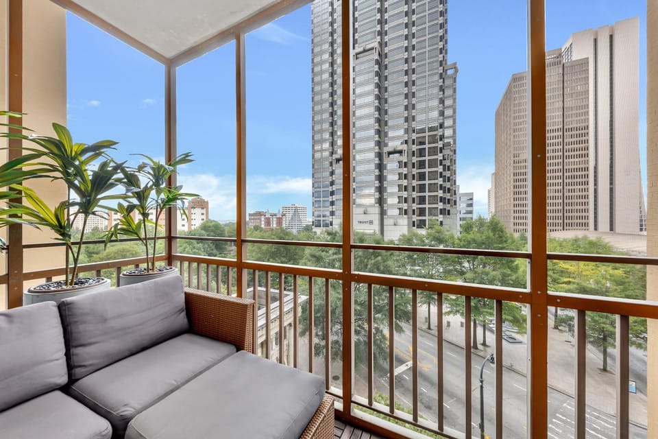 Downtown condo w balcony & workspace House in Atlanta