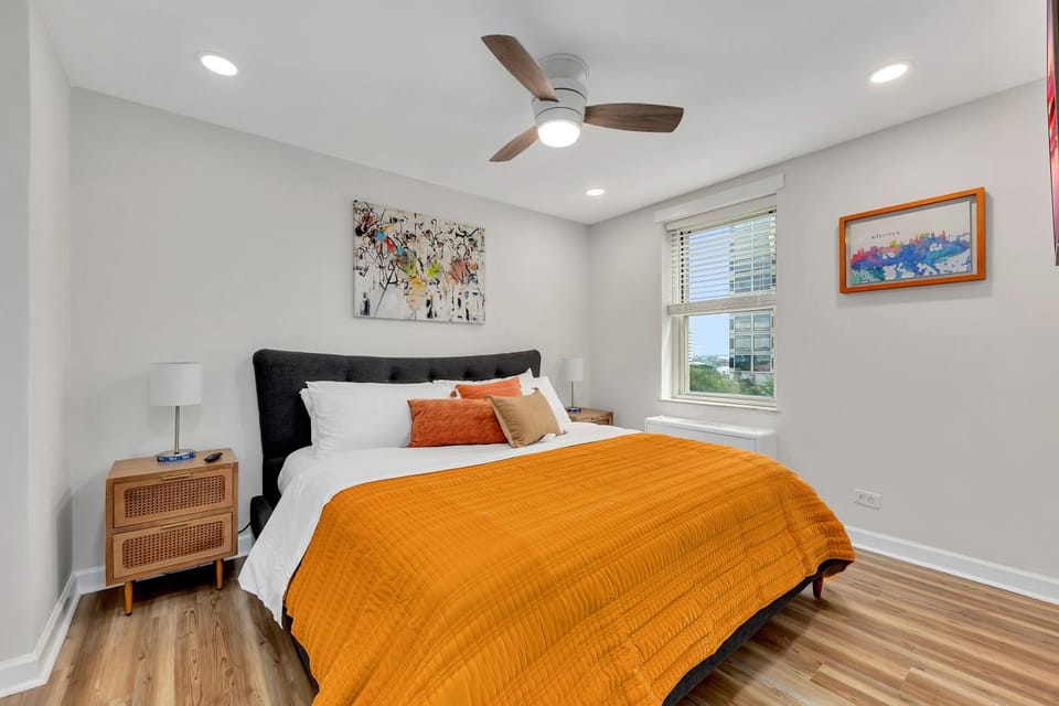 Downtown condo w balcony & workspace House in Atlanta