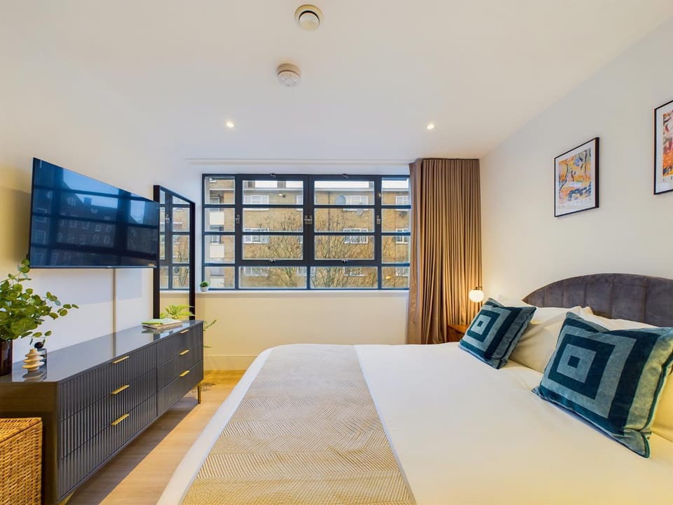 Bed, TV and multimedia, Photo of the whole room, Bedroom