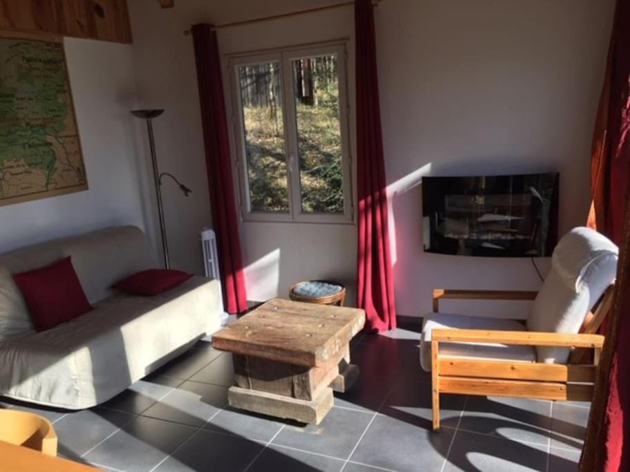 Chalet entier sans vis à vis avec une toiture végétalisée Chalet in Nouvelle-Aquitaine