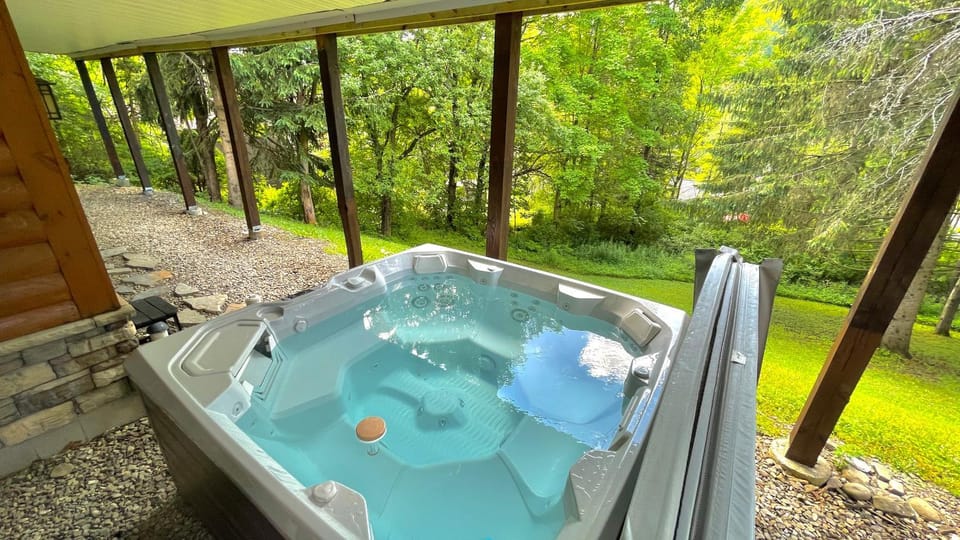 Gorgeous 5 Bdr with Hot Tub - Walk to Holi-Mont! Chalet in Cattaraugus