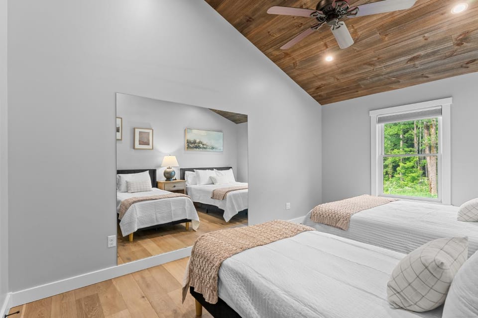 Secluded Beauty with Hot Tub & Views Chalet in Cattaraugus