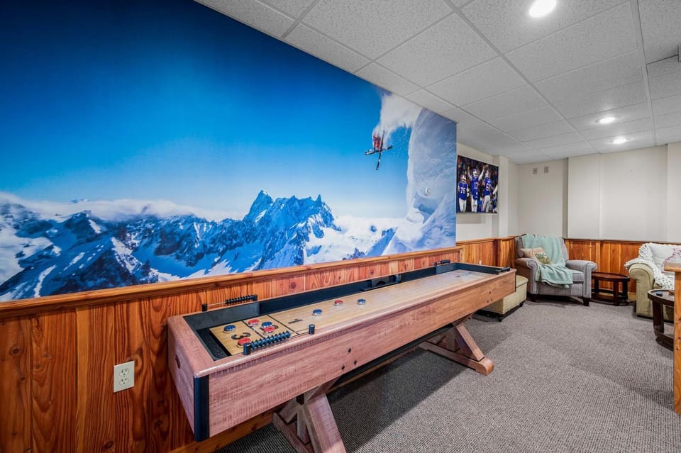 Walk to Village! Stunning timber chalet! Hot-Tub, Bonfire & more! House in Cattaraugus