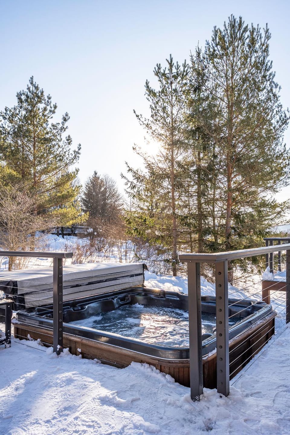 Walk to Village! Stunning timber chalet! Hot-Tub, Bonfire & more! House in Cattaraugus