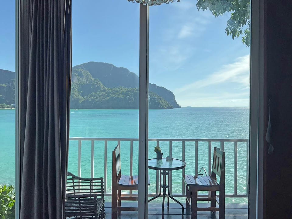 View (from property/room), Balcony/Terrace, Living room