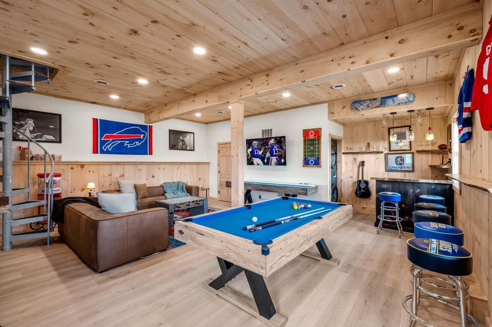New & Stunning Chalet! Reno'd, Hot-Tub, Barrel Sauna, Slope Views, Fire Pit House in Cattaraugus