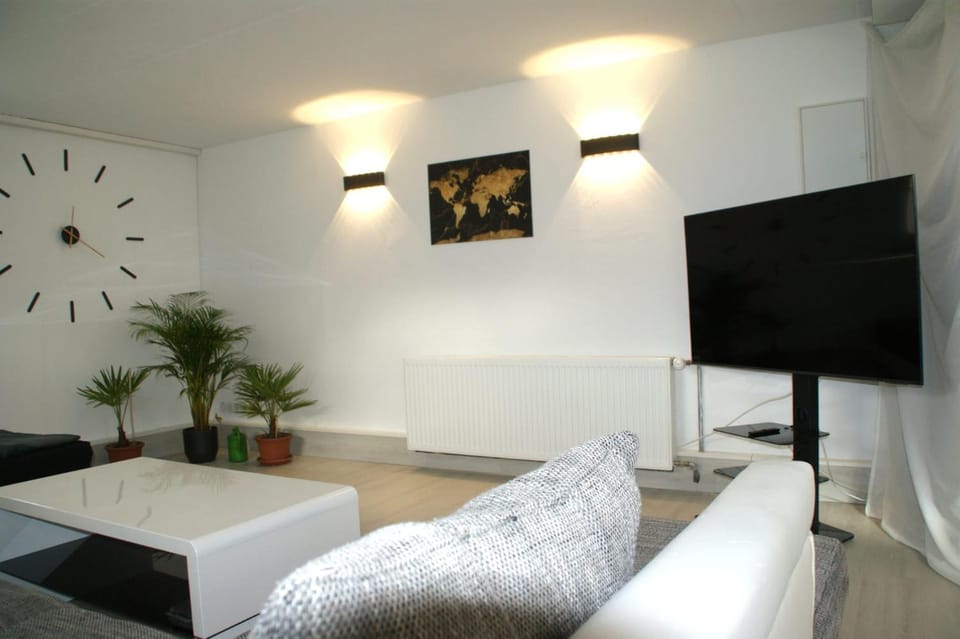 Communal lounge/ TV room, Bed, TV and multimedia, Living room, Photo of the whole room, Seating area, Evening entertainment, Bedroom