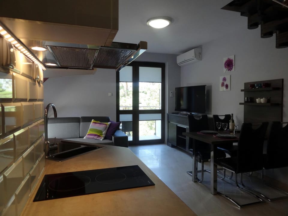 Kitchen or kitchenette, Living room, Photo of the whole room, Seating area, Dining area, Bedroom