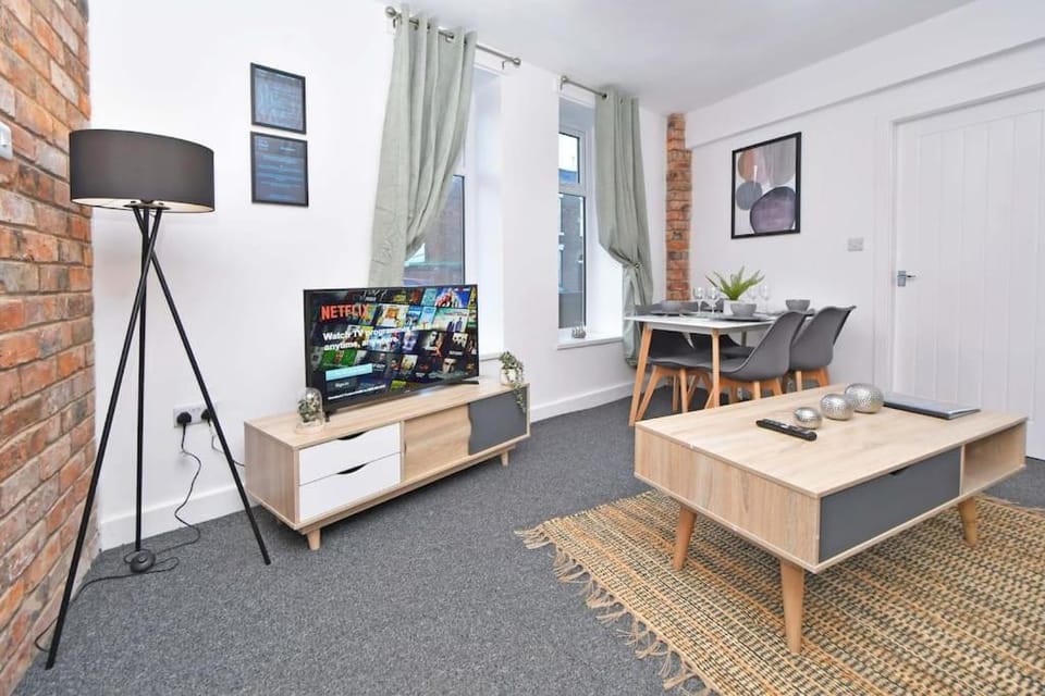 Communal lounge/ TV room, TV and multimedia, Living room, Seating area, Dining area, Evening entertainment, hair dresser