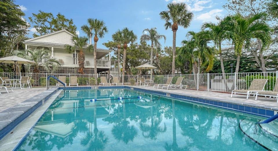 Property building, Pool view, Swimming pool, Swimming pool, sunbed