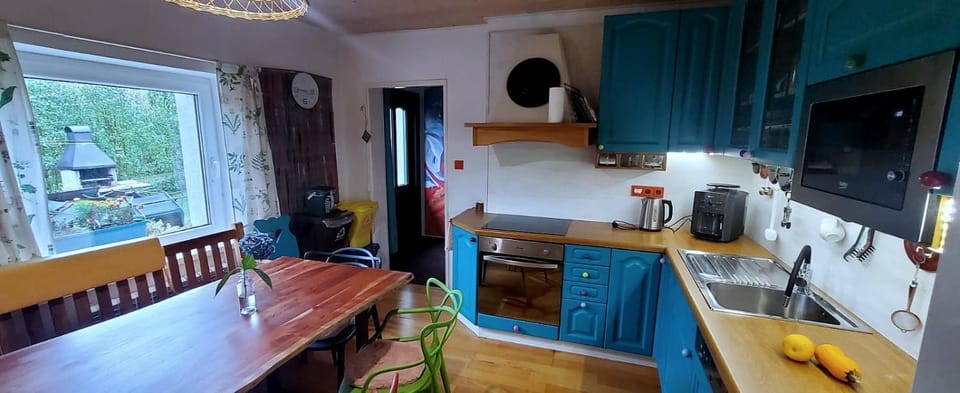 Coffee/tea facilities, Kitchen or kitchenette, dishwasher, oven, toaster, kitchen