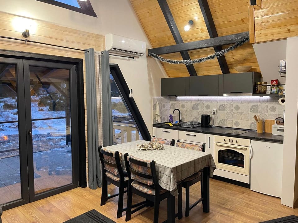 Kitchen or kitchenette, Dining area