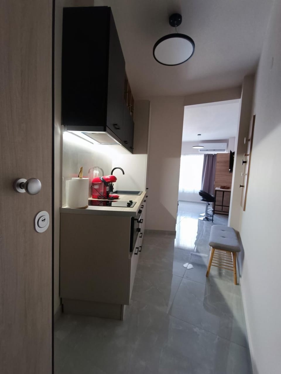 Kitchen or kitchenette, minibar, stove