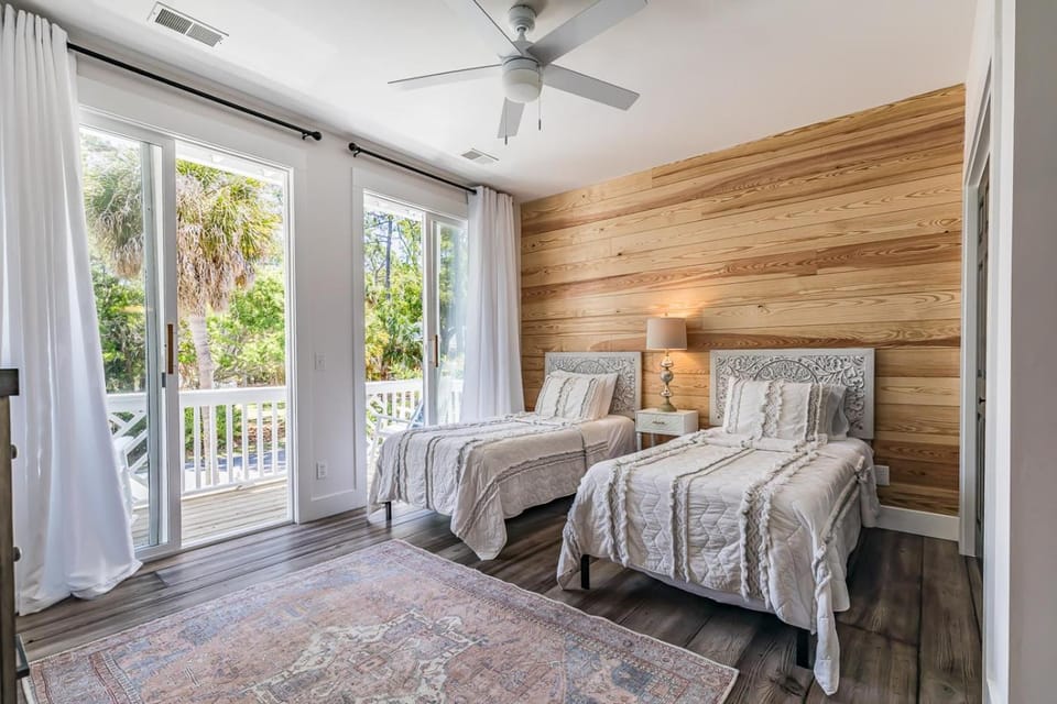 New Listing! Walking distance to Marina. House in Fripp Island