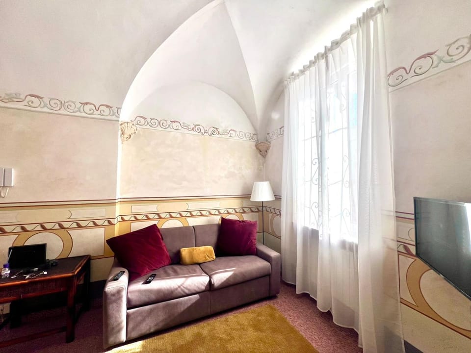 Bed, Seating area