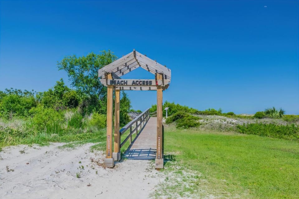 NEW LISTING! Two Bedrooms in A Building with Marsh and Ocean Views House in South Carolina