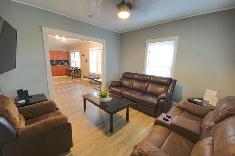 Large 6BR, 2 bath in Niagara Falls House in Niagara Falls