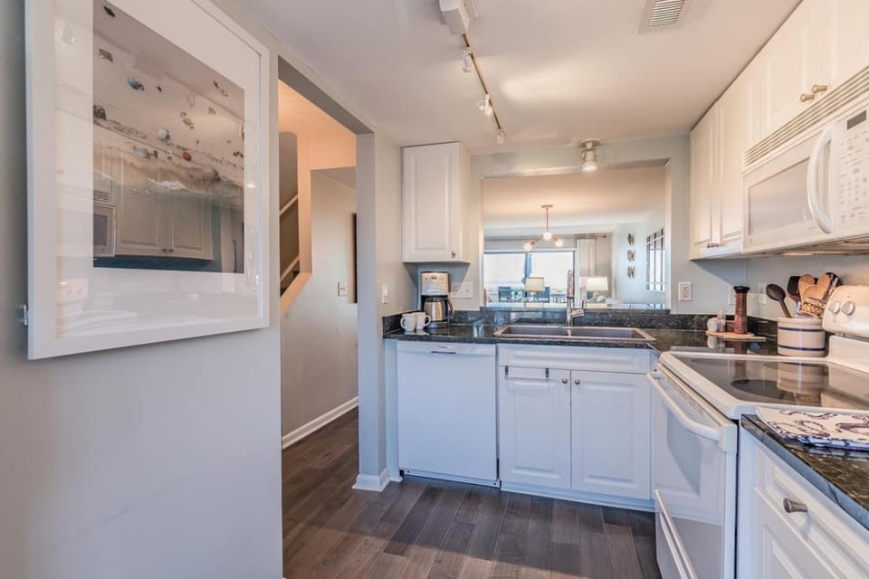 NEW LISTING - Renovated Ocean Front Harbor Island Villa House in South Carolina