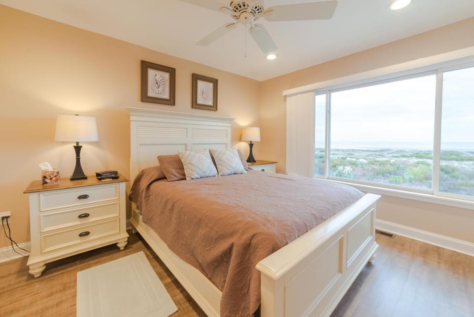 Ocean Front - Two Bedroom Villa in the D Building - New Decks! House in South Carolina