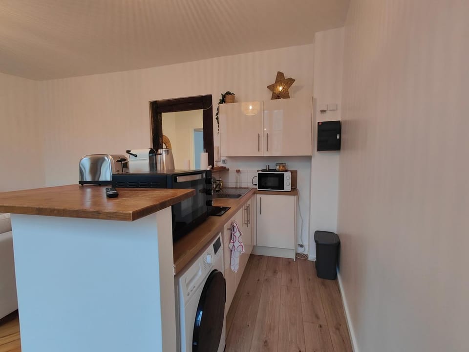 Coffee/tea facilities, Kitchen or kitchenette, Dining area, minibar, oven, stove, toaster