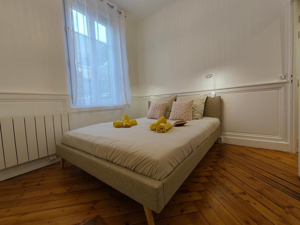 Bed, Photo of the whole room, Bedroom, internet, towels