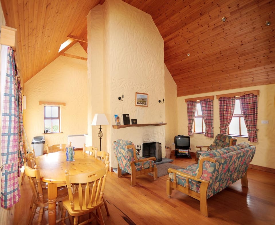 TV and multimedia, Living room, Seating area, Dining area