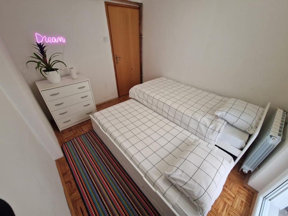 Bedroom, bunk bed